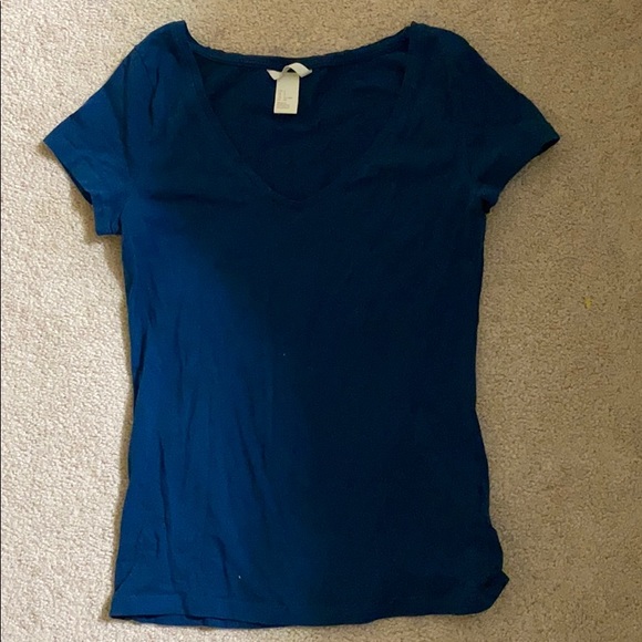 A basic v-neck fitted tee - Picture 1 of 2